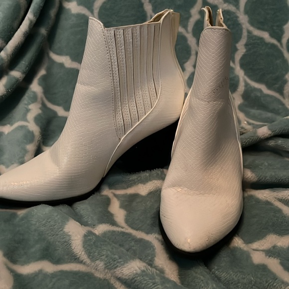 White dress ankle boots with pretty design - Picture 3 of 3